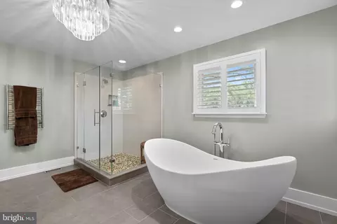Bath - 910 Lynch Dr, Arnold, MD 21012 photo 2 of 7