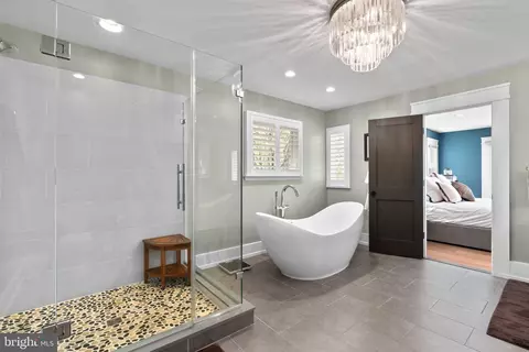 Bath - 910 Lynch Dr, Arnold, MD 21012 photo 3 of 7