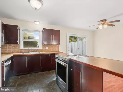 Kitchen - 1608 Havre De Grace Dr, Edgewater, MD 21037 photo 3 of 4