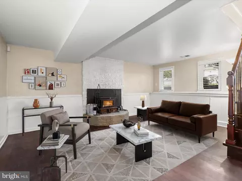 Living - 1608 Havre De Grace Dr, Edgewater, MD 21037 photo 2 of 10