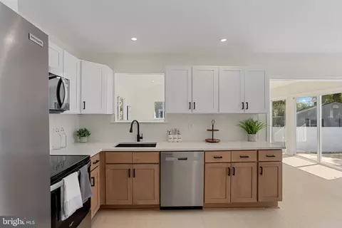 Kitchen - 749 201st St, Pasadena, MD 21122 photo 2 of 2