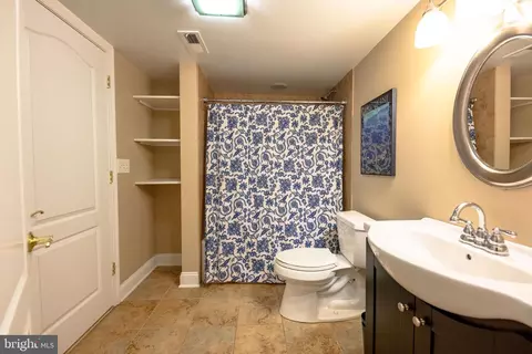 Bath - 712 Pearson Point Pl, Annapolis, MD 21401 photo 4 of 4