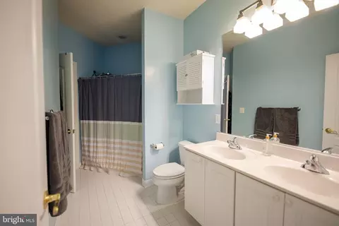 Bath - 712 Pearson Point Pl, Annapolis, MD 21401 photo 2 of 4