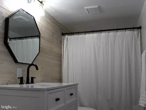 Bath - 1643 Oldtown Rd, Edgewater, MD 21037 photo 1 of 1