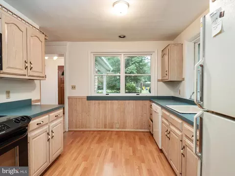 Kitchen - 616 Mcmagan Dr, Pasadena, MD 21122 photo 2 of 3