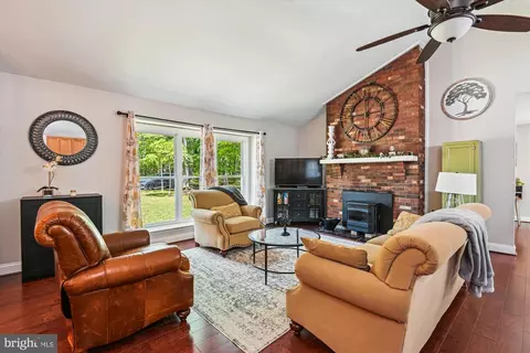 Living - 8013 Baileys Ln, Pasadena, MD 21122 photo 1 of 3