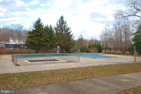 Exterior - 8013 Baileys Ln, Pasadena, MD 21122 photo 5 of 8