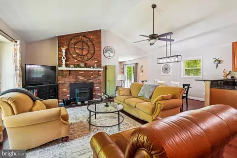 Living - 8013 Baileys Ln, Pasadena, MD 21122 photo 2 of 3