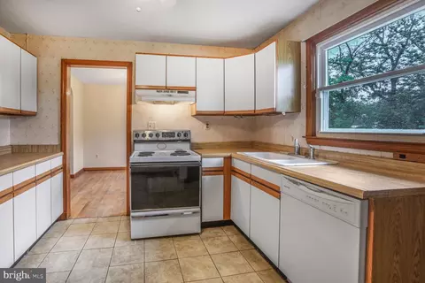 Kitchen - 7423 Phelps Rd, Hanover, MD 21076 photo 2 of 3