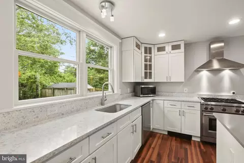 Kitchen - 331 E Maple Rd, Linthicum Heights, MD 21090 photo 5 of 7