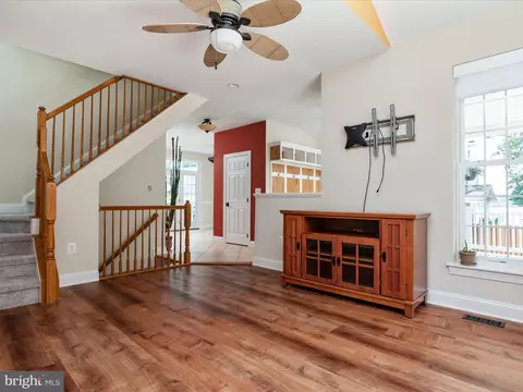 Living - 23 Elm Rd, Riva, MD 21140 photo 2 of 4