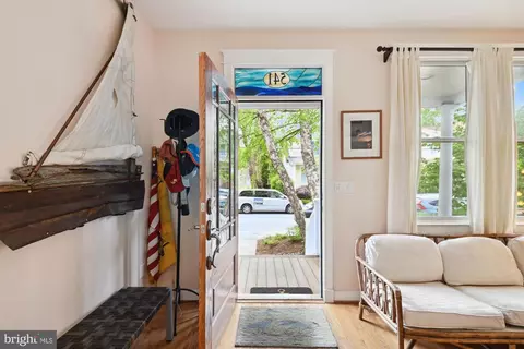 Entry Way - 541 Second St, Annapolis, MD 21403 photo 4 of 10