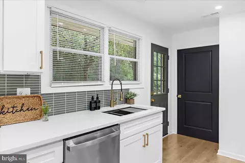 Kitchen - 624 Sutton Dr, Pasadena, MD 21122 photo 5 of 6