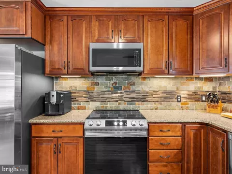 Kitchen - 2039 Choptank Ave, Pasadena, MD 21122 photo 3 of 5