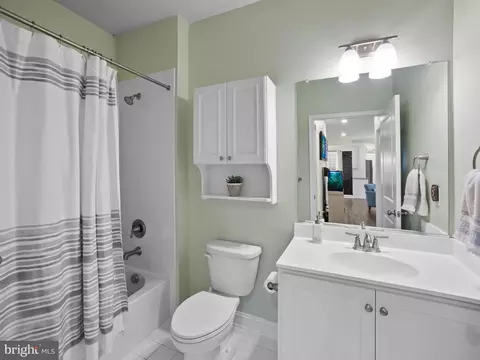 Bath - 1422 Silver Oak Ln, Arnold, MD 21012 photo 1 of 6