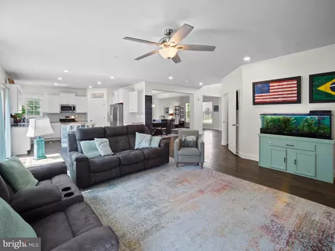 Living - 1422 Silver Oak Ln, Arnold, MD 21012 photo 1 of 1