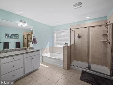 Bath - 1422 Silver Oak Ln, Arnold, MD 21012 photo 3 of 6