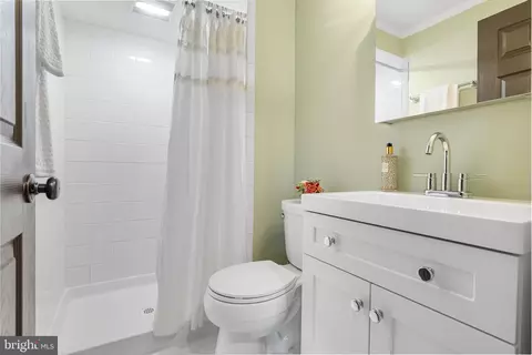 Bath - 8 Romar Dr, Annapolis, MD 21403 photo 2 of 2