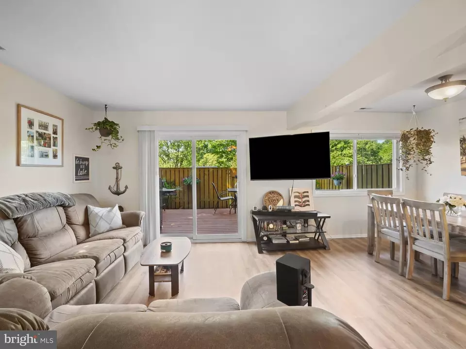Living - 1917 Everglade Ct, Crofton, MD 21114 photo 2 of 5