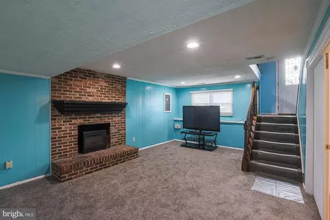 Living - 8076 Catherine Ave, Pasadena, MD 21122 photo 1 of 6