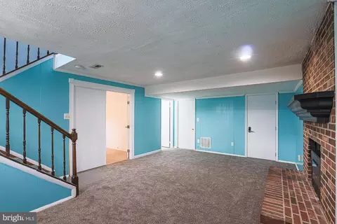 Living - 8076 Catherine Ave, Pasadena, MD 21122 photo 4 of 6