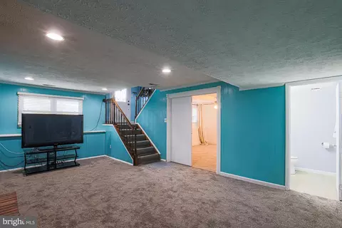 Living - 8076 Catherine Ave, Pasadena, MD 21122 photo 3 of 6