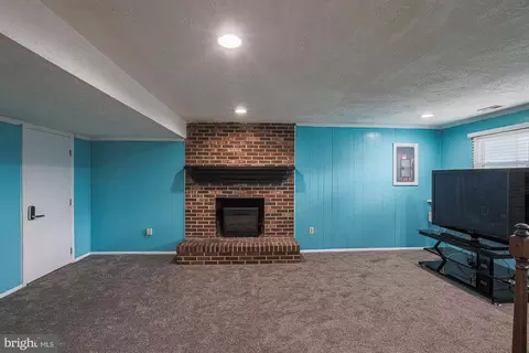 Living - 8076 Catherine Ave, Pasadena, MD 21122 photo 5 of 6