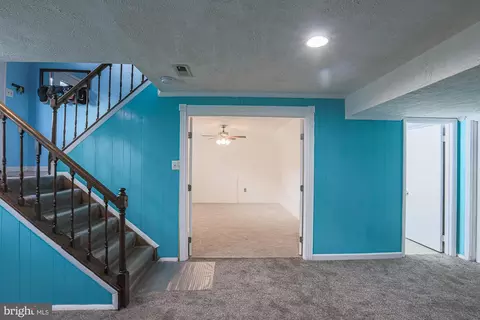 Living - 8076 Catherine Ave, Pasadena, MD 21122 photo 2 of 6