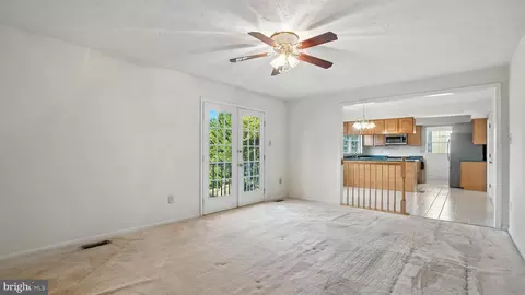 Living - 2710 Strongs Ct, Crofton, MD 21114 photo 4 of 6