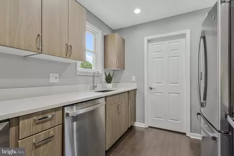 Kitchen - 402 Bay View Dr, Edgewater, MD 21037 photo 4 of 5