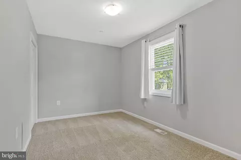 Bedroom - 402 Bay View Dr, Edgewater, MD 21037 photo 2 of 2