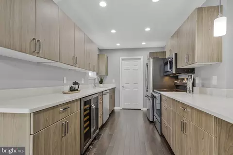 Kitchen - 402 Bay View Dr, Edgewater, MD 21037 photo 2 of 5