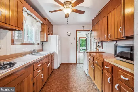 Entry Way - 218 Dale Rd, Pasadena, MD 21122 photo 1 of 4
