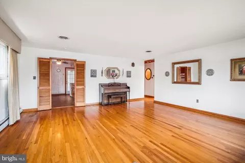 Living - 218 Dale Rd, Pasadena, MD 21122 photo 2 of 3