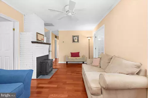 Living - 202 Lakeview Ave, Edgewater, MD 21037 photo 3 of 3
