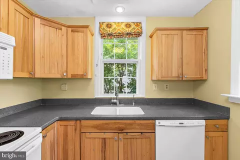 Kitchen - 202 Lakeview Ave, Edgewater, MD 21037 photo 5 of 5