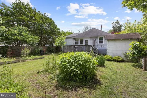 Exterior - 202 Lakeview Ave, Edgewater, MD 21037 photo 7 of 9
