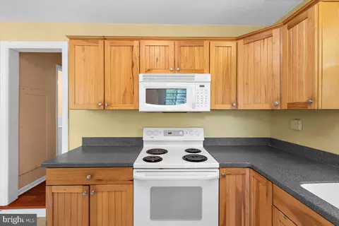 Kitchen - 202 Lakeview Ave, Edgewater, MD 21037 photo 4 of 5