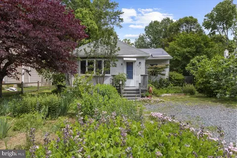 202 Lakeview Ave, Edgewater, MD 21037