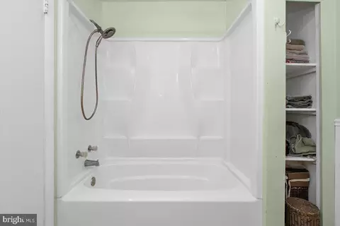 Bath - 202 Lakeview Ave, Edgewater, MD 21037 photo 1 of 1
