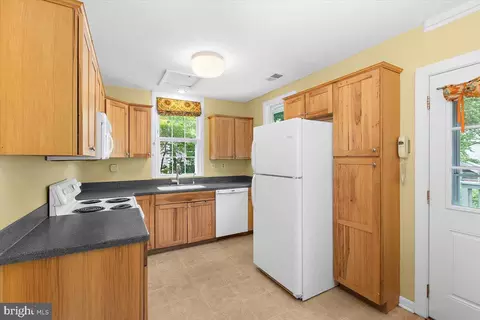 Kitchen - 202 Lakeview Ave, Edgewater, MD 21037 photo 3 of 5