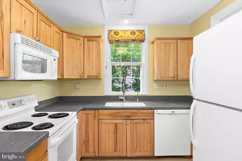 Kitchen - 202 Lakeview Ave, Edgewater, MD 21037 photo 2 of 5