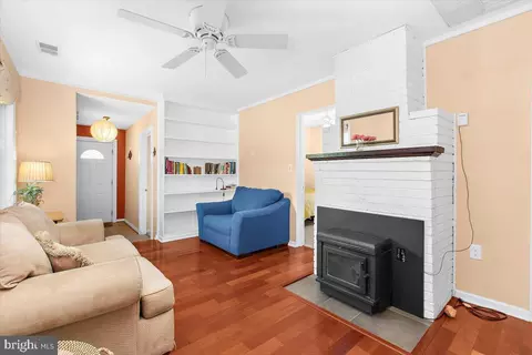 Living - 202 Lakeview Ave, Edgewater, MD 21037 photo 2 of 3