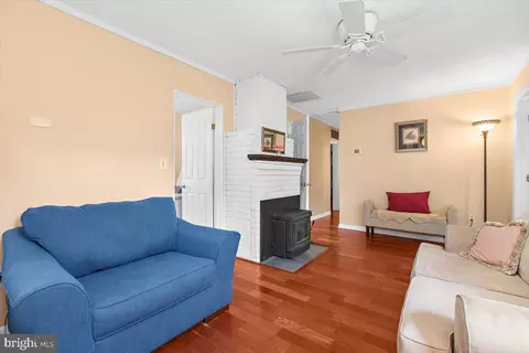 Living - 202 Lakeview Ave, Edgewater, MD 21037 photo 1 of 3