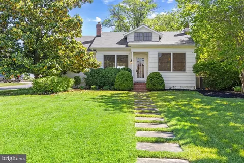Exterior - 43 E Lake Dr, Annapolis, MD 21403 photo 4 of 4