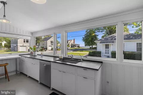 Kitchen - 43 E Lake Dr, Annapolis, MD 21403 photo 2 of 3