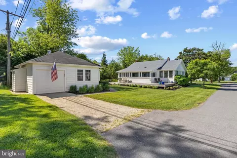Exterior - 43 E Lake Dr, Annapolis, MD 21403 photo 2 of 4