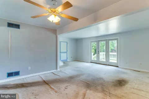 Living - 7607 Stoney Harbor Ct, Pasadena, MD 21122 photo 8 of 10