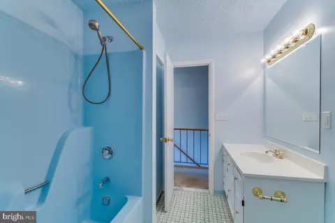 Bath - 7607 Stoney Harbor Ct, Pasadena, MD 21122 photo 5 of 6