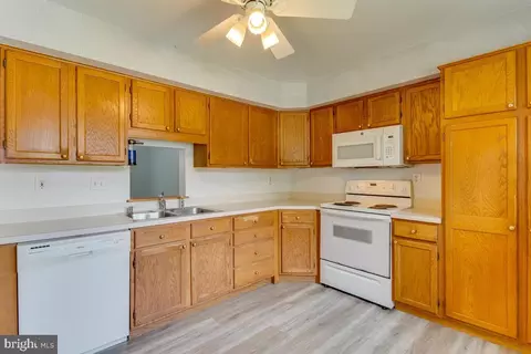 Kitchen - 7607 Stoney Harbor Ct, Pasadena, MD 21122 photo 2 of 2